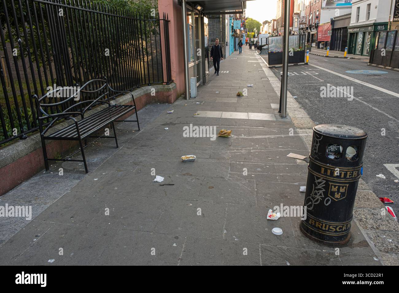 Déchets sur le trottoir à côté de poubelle, Merrion Row, Southside, Dublin, Irlande Banque D'Images