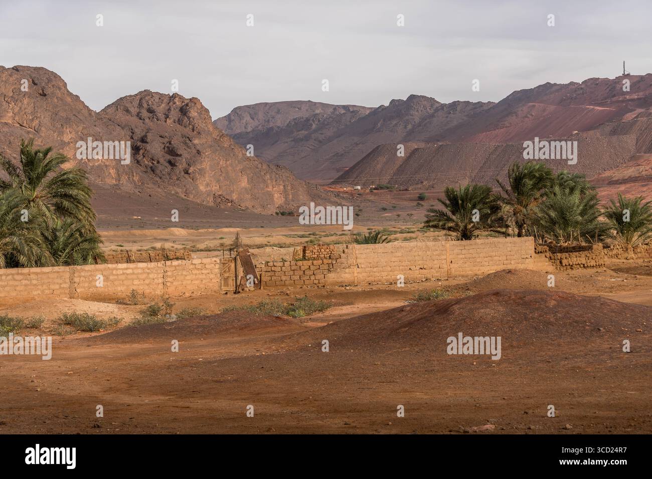 Fderik, Mauritanie : ville du Sahara sous une colline de déblai de charbon ; maisons en briques de boue, rues clairsemées et difficultés sociales dans le Sahel. Banque D'Images