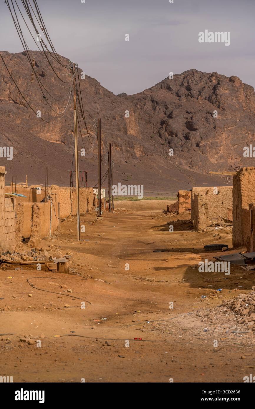 Fderik, Mauritanie : ville du Sahara sous une colline de déblai de charbon ; maisons en briques de boue, rues clairsemées et difficultés sociales dans le Sahel. Banque D'Images