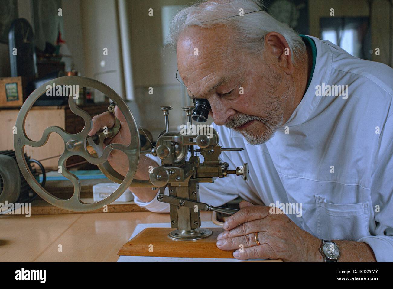 philippe dufour, maître horloger suisse, travaillant dans son atelier au solliat, en suisse, en utilisant une machine à tailler les engrenages utilisée dans le precise man Banque D'Images