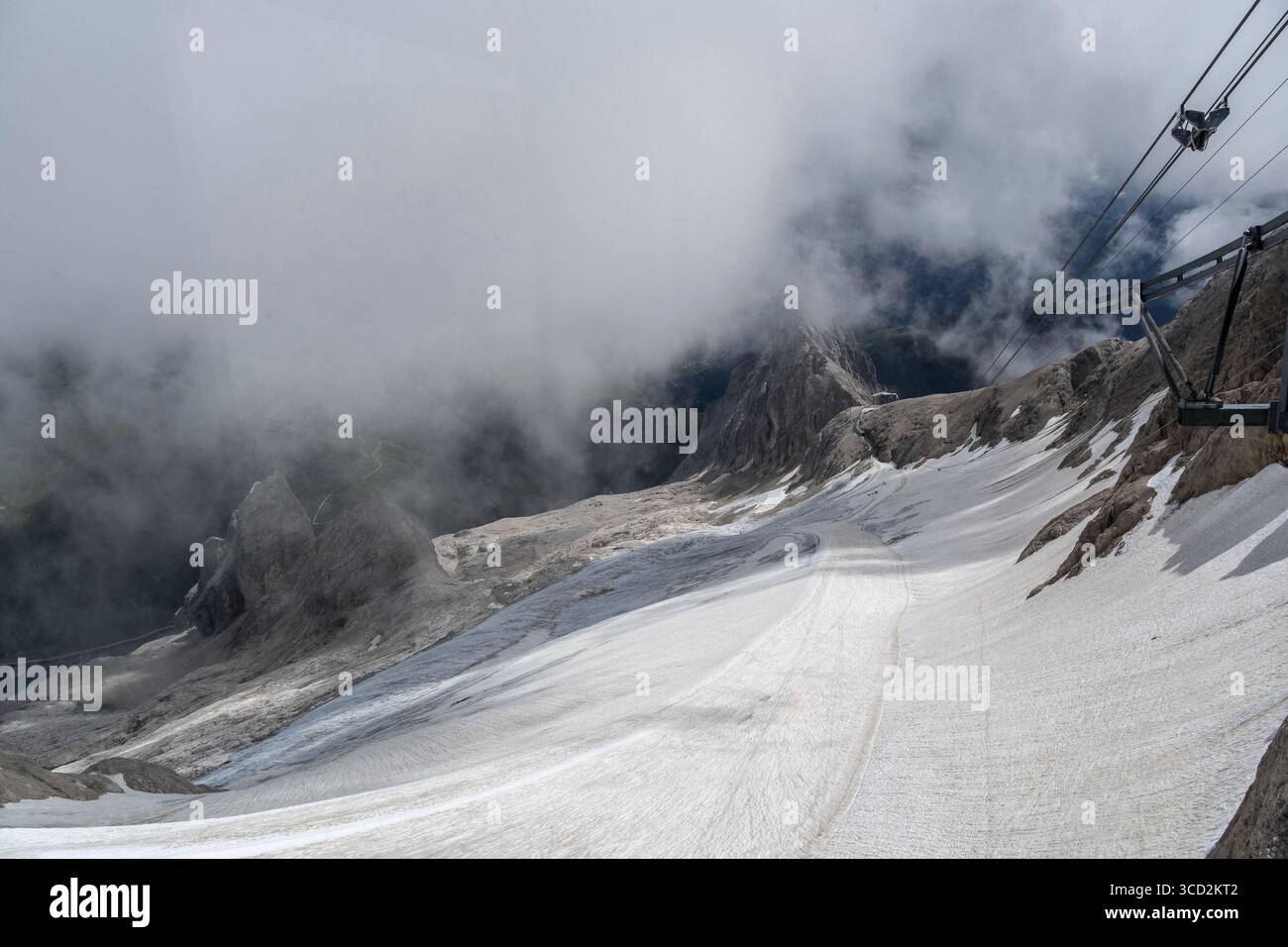 Descente glaciaire de la Marmolada dans le brouillard avec téléphérique Banque D'Images