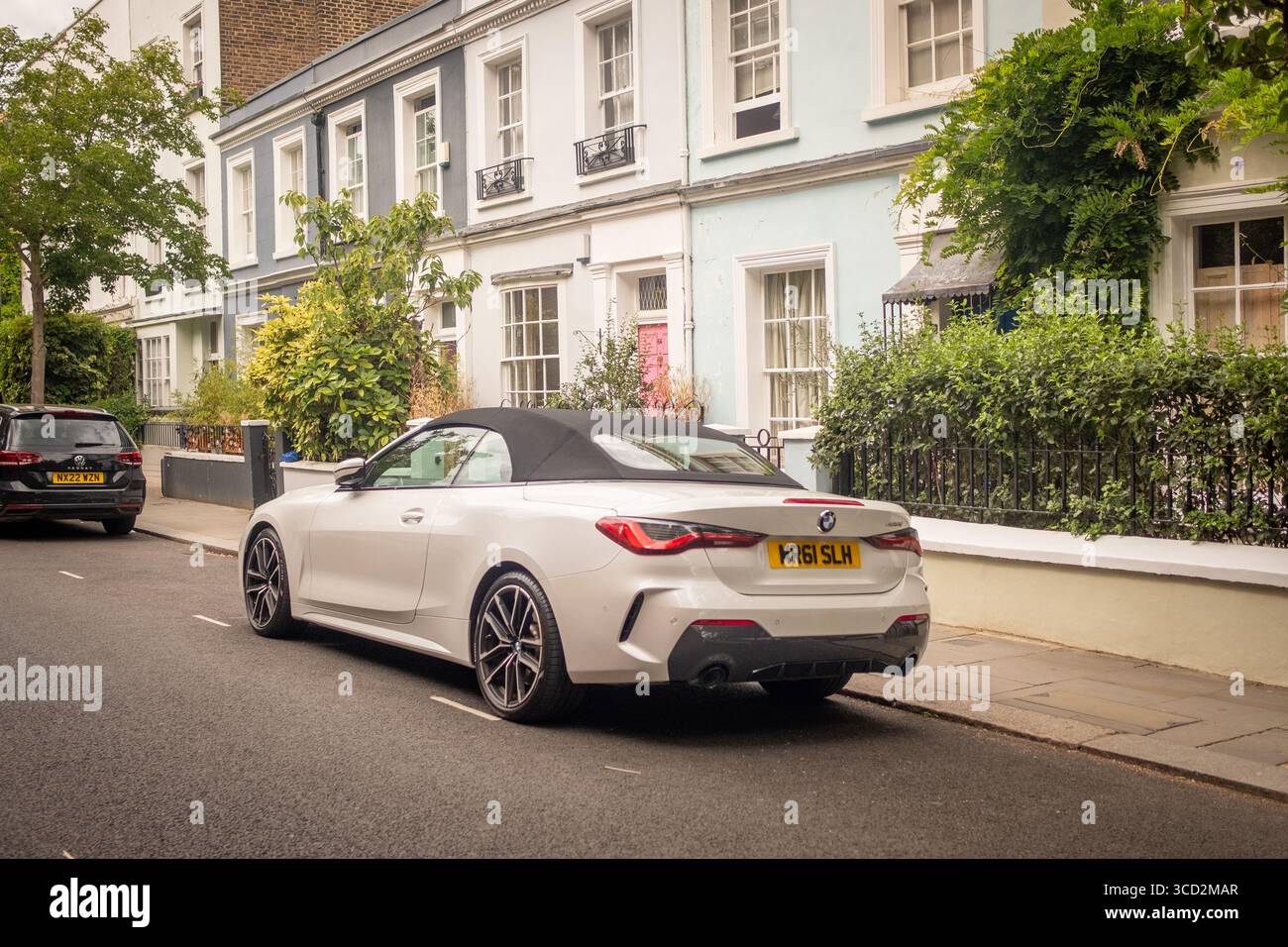 LONDRES- 28 JUILLET 2025 : BMW 420i Cabriolet garé dans une rue urbaine. Série Drop TOP 4 Banque D'Images
