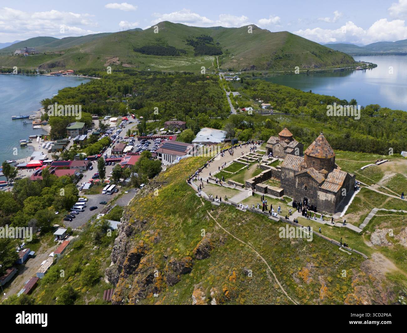 Vue aérienne d'un monastère animé sur une colline entourée d'un lac, de montagnes et d'un petit village, vue aérienne, monastère Sevanavank, monastère Sevan, GEG Banque D'Images