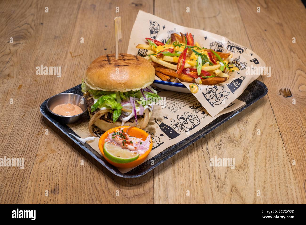 Sheffield, Royaume-Uni, 17 mars 2020 : hamburger au fromage de luxe servi avec des frites et du coleslaw de Unit Sheffield Banque D'Images