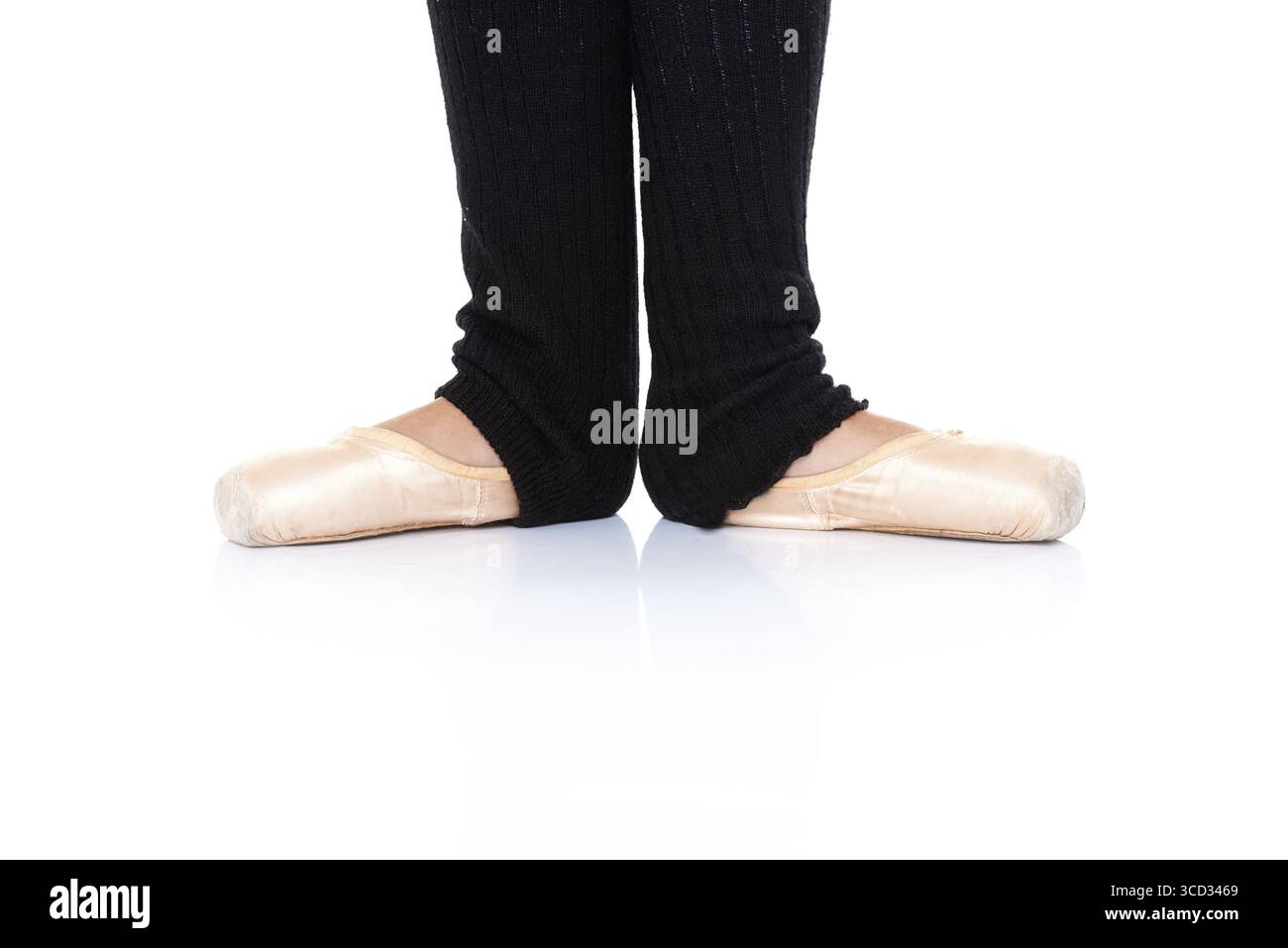 Vue rapprochée d'une ballerine en chaussures de ballet et leggings pratiquant le ballet pieds positions debout en pointe Banque D'Images