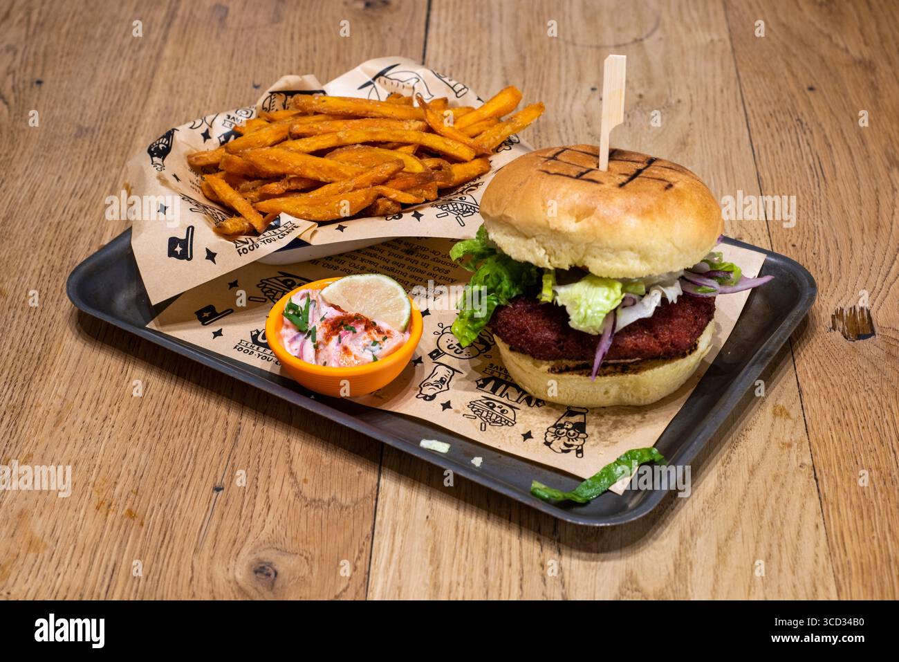 Sheffield, Royaume-Uni 17 mars 2020 : Beet It – un hamburger végétalien de betterave servi avec des frites de patates douces de Unit Sheffield Banque D'Images