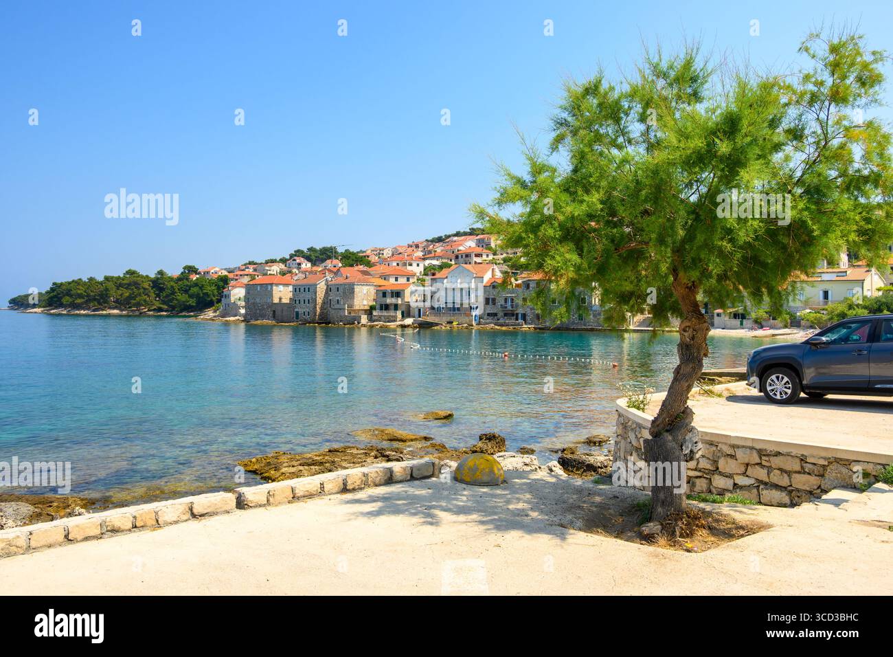 Postira, une ville pittoresque située sur l'île de Brac en Croatie Banque D'Images