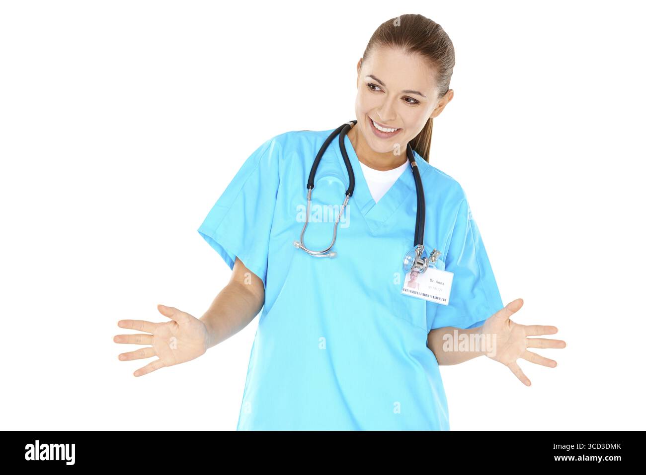 Ludique belle jeune infirmière ou médecin dans des gommages verts tenant ses mains écartées avec un sourire isolé sur blanc Banque D'Images