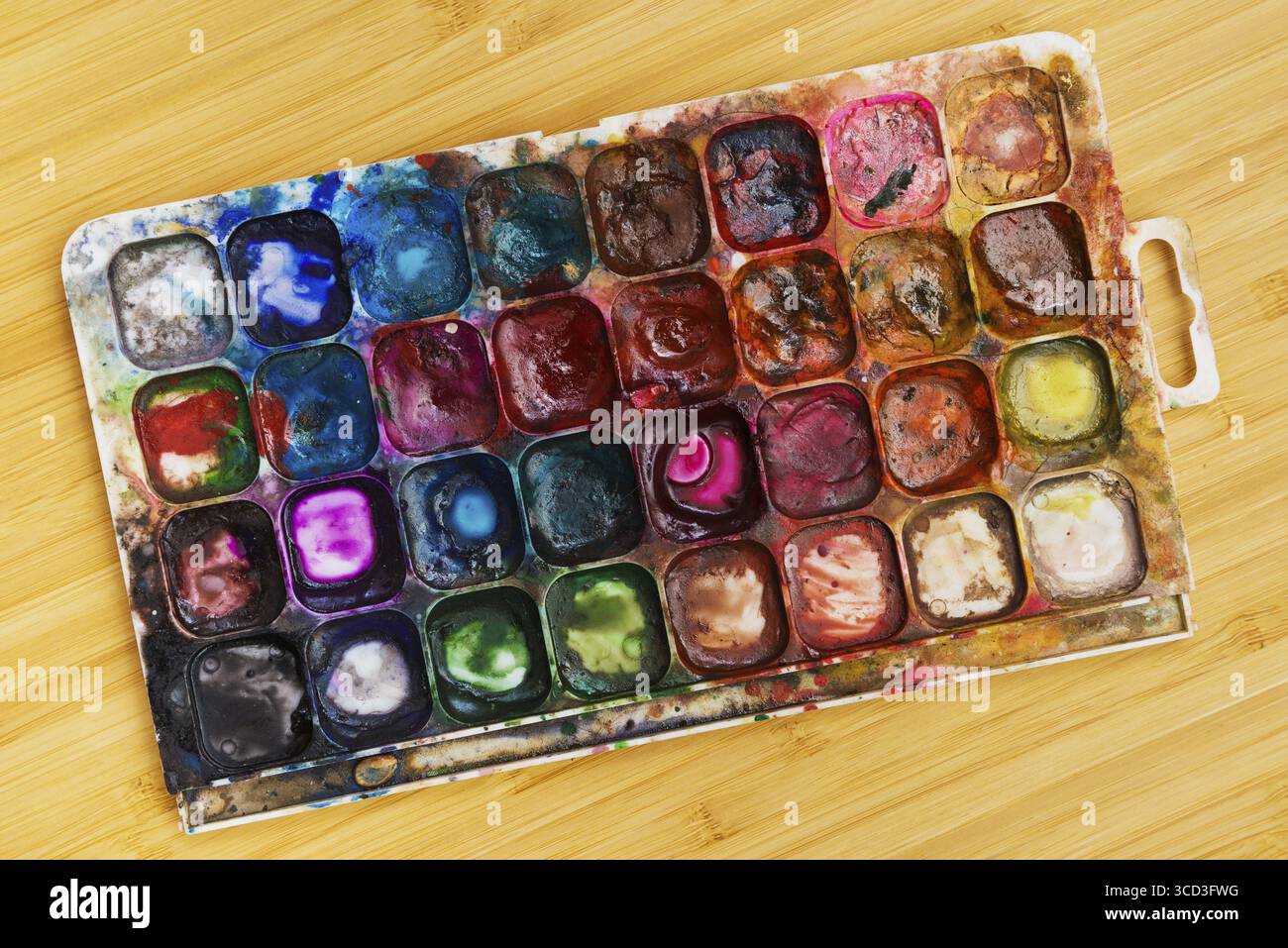 Ancienne palette finie avec des aquarelles couchées sur la table Banque D'Images