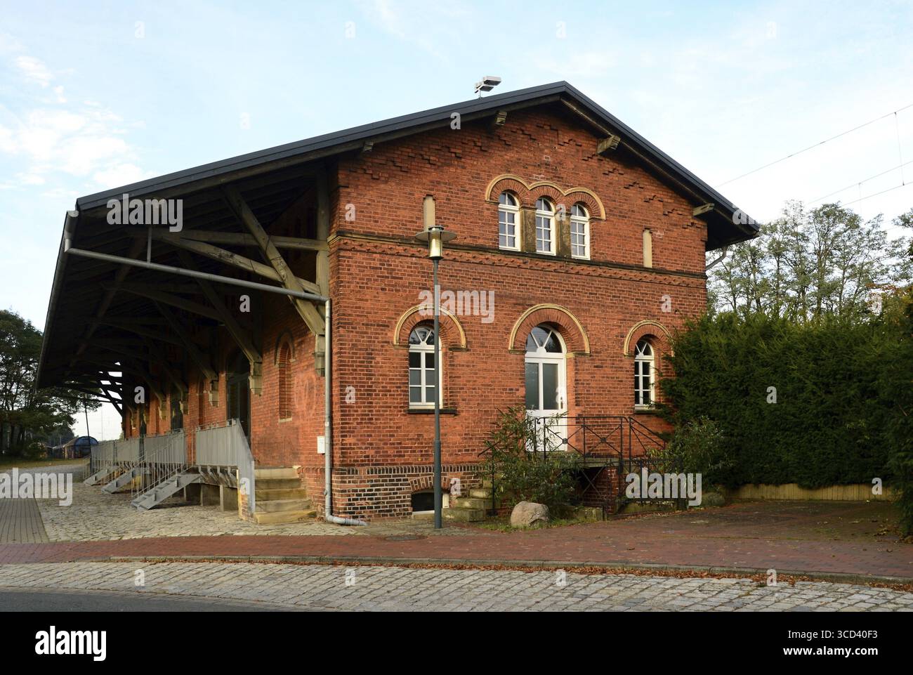 Dépôt historique de fret à la gare ferroviaire d'Eystrup, basse-Saxe, Allemagne. Historisches Fracht Depot am Bahnhof in Eystrup, Niedersachsen, Deuts Banque D'Images