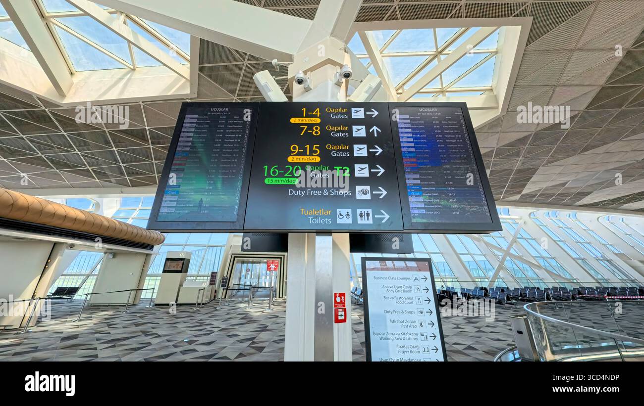 Bakou, Azerbaïdjan - 27 juillet 2025 : vue intérieure de l'aéroport international Heydar Aliyev de Bakou avec signalisation indiquant les numéros de porte Banque D'Images