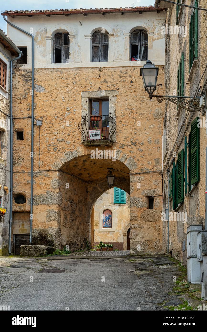 Porta Saturno est l'ensemble des deux voies d'accès aux remparts de la ville. Les structures environnantes offrent un exemple d'architecture médiévale. Arpino, Lazio Banque D'Images Porta Saturno est l'ensemble des deux voies d'accès aux remparts de la ville. Les structures environnantes offrent un exemple d'architecture médiévale. Arpino, Lazio Banque D'Images