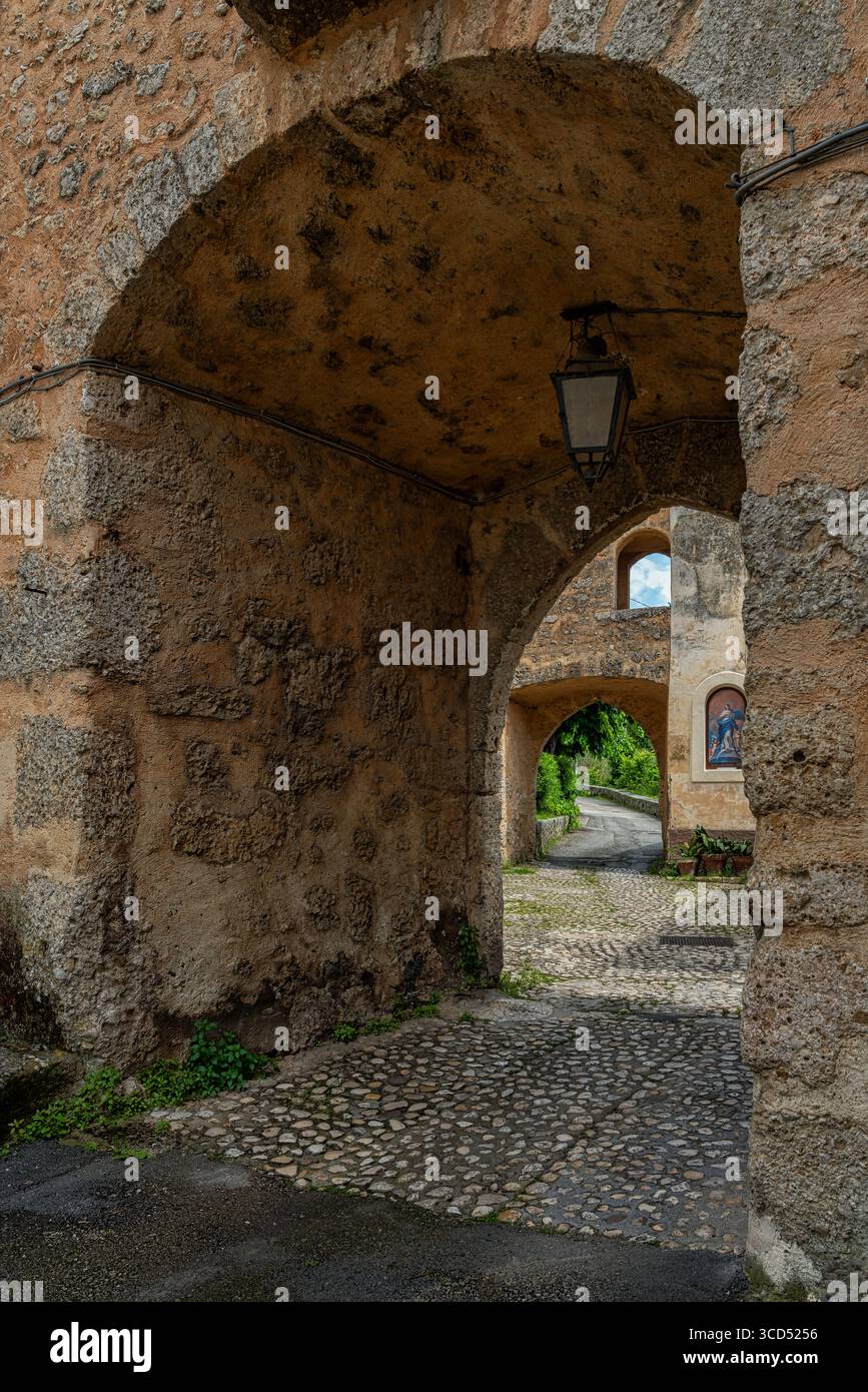 Porta Saturno est l'ensemble des deux voies d'accès aux remparts de la ville. Les structures environnantes offrent un exemple d'architecture médiévale. Arpino, Lazio Banque D'Images Porta Saturno est l'ensemble des deux voies d'accès aux remparts de la ville. Les structures environnantes offrent un exemple d'architecture médiévale. Arpino, Lazio Banque D'Images