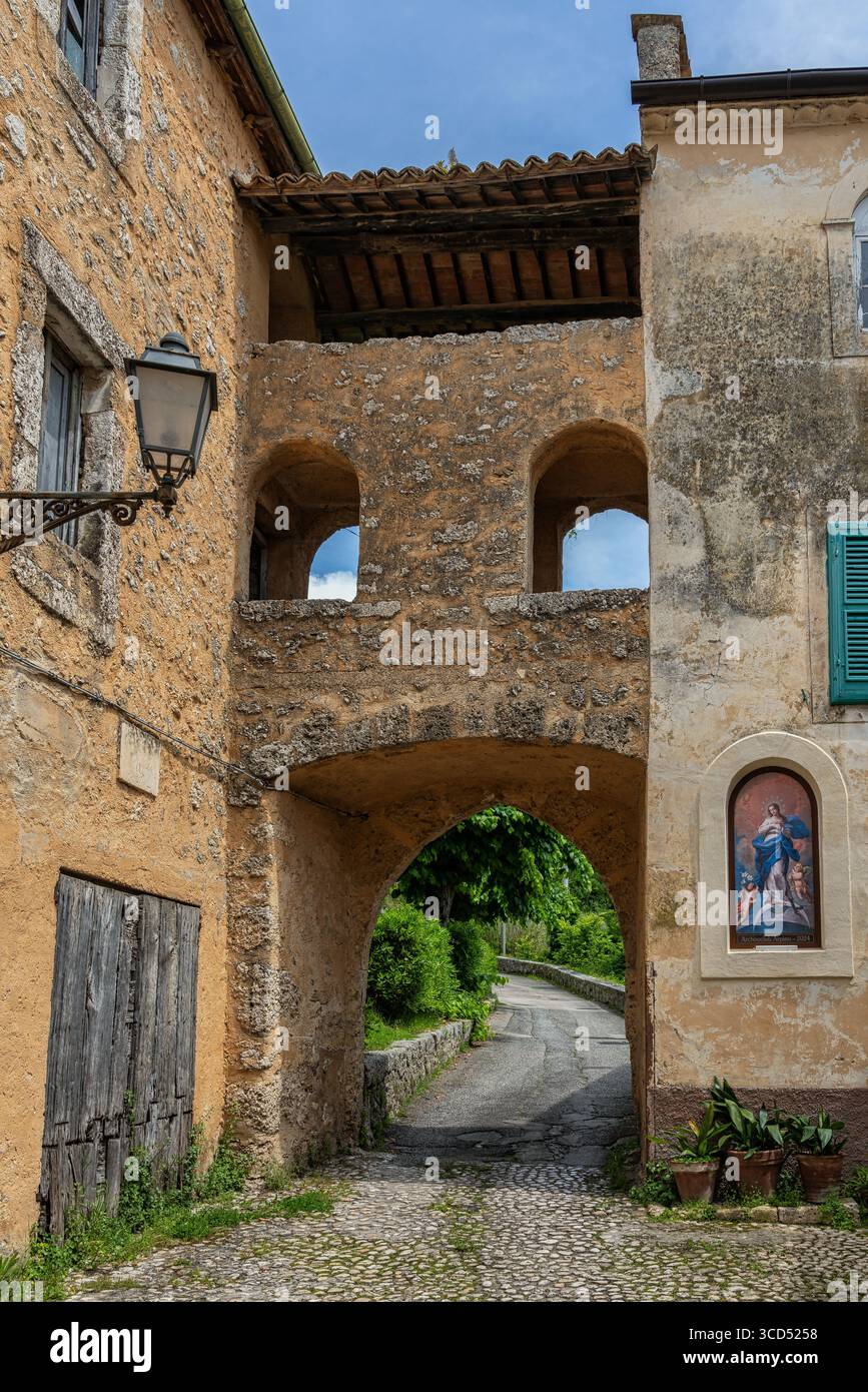 Porta Saturno est l'ensemble des deux voies d'accès aux remparts de la ville. Les structures environnantes offrent un exemple d'architecture médiévale. Arpino, Lazio Banque D'Images Porta Saturno est l'ensemble des deux voies d'accès aux remparts de la ville. Les structures environnantes offrent un exemple d'architecture médiévale. Arpino, Lazio Banque D'Images