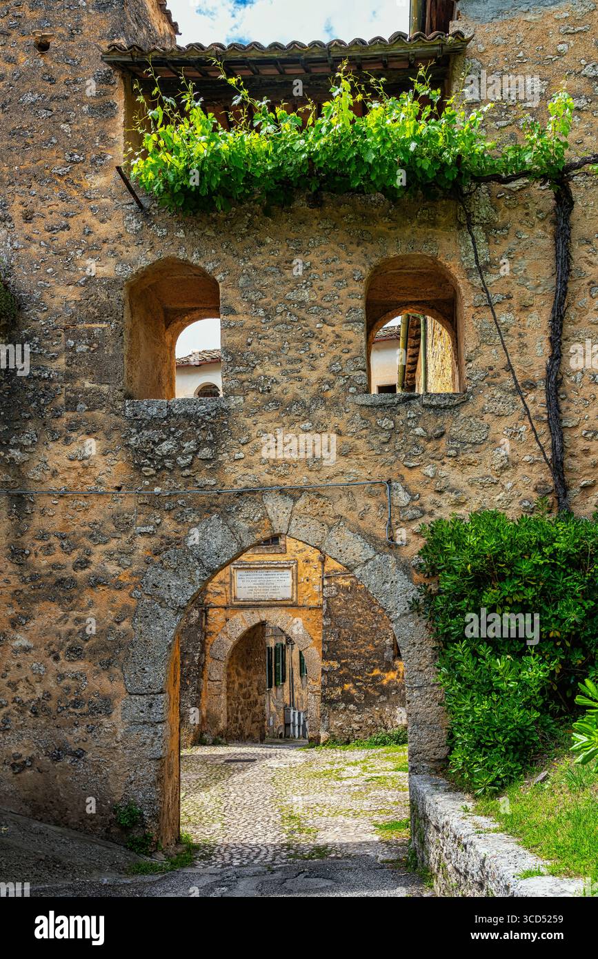 Porta Saturno est l'ensemble des deux voies d'accès aux remparts de la ville. Les structures environnantes offrent un exemple d'architecture médiévale. Arpino, Lazio Banque D'Images Porta Saturno est l'ensemble des deux voies d'accès aux remparts de la ville. Les structures environnantes offrent un exemple d'architecture médiévale. Arpino, Lazio Banque D'Images
