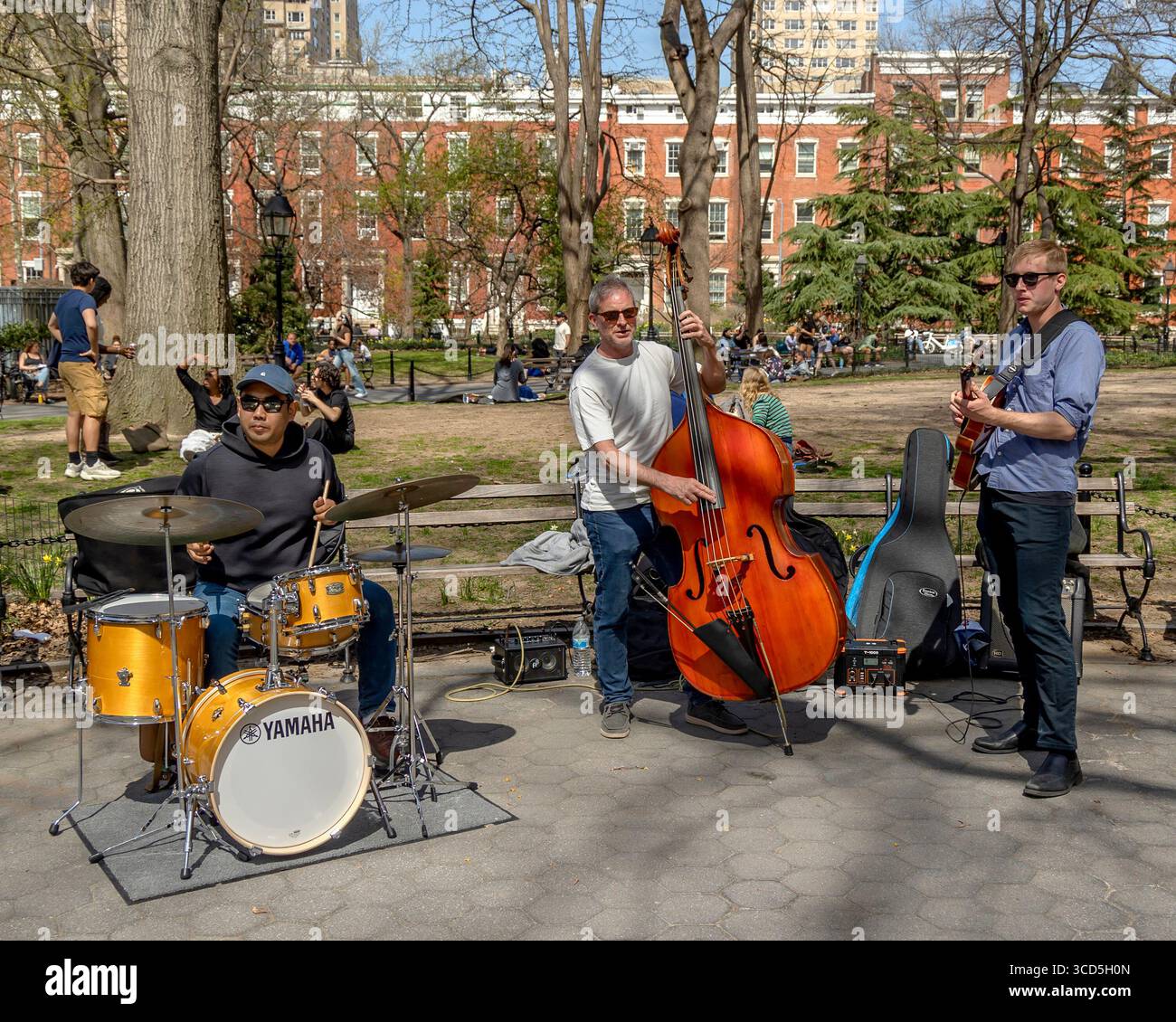 Gros plan de musiciens jouant à Washington Square Park, Greenwich Village, Manhattan, New York City, États-Unis, capturer la musique de rue et la culture urbaine Banque D'Images