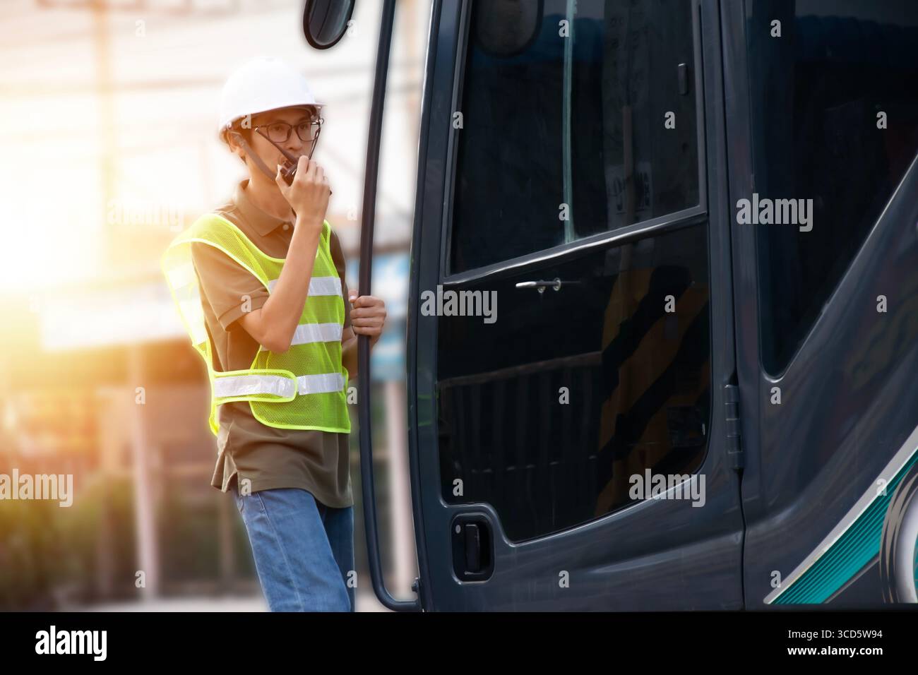Un ingénieur masculin utilise une radio pour donner des ordres. Banque D'Images
