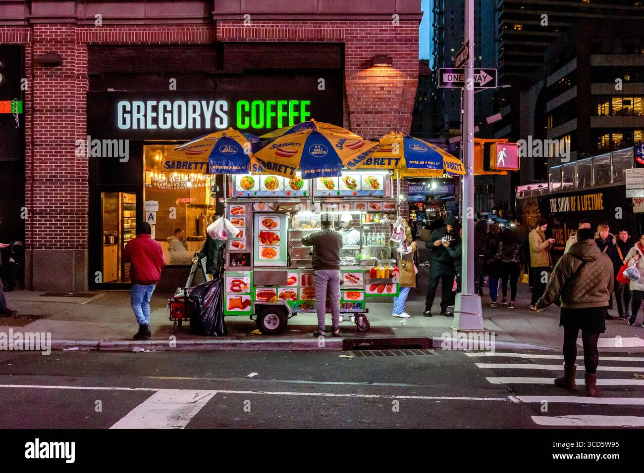 Vendeur de rue sur la 7ème Avenue, Manhattan, New York City, USA, capturant la vie urbaine, City Streets et New York City Street culture Banque D'Images