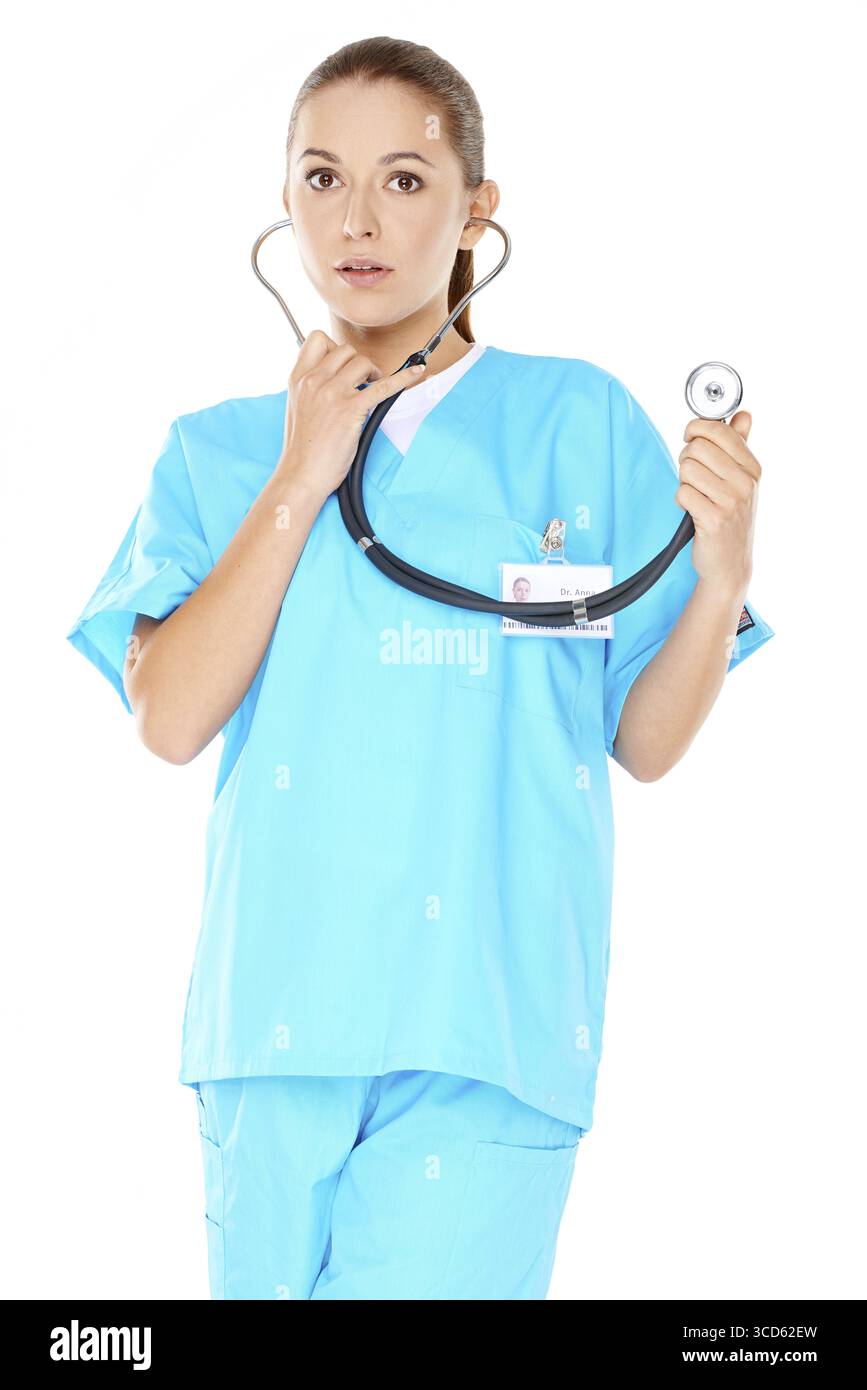 Amicale médecin ou infirmière confiante avec un beau sourire dans des gommages verts avec un stéthoscope isolé sur blanc Banque D'Images