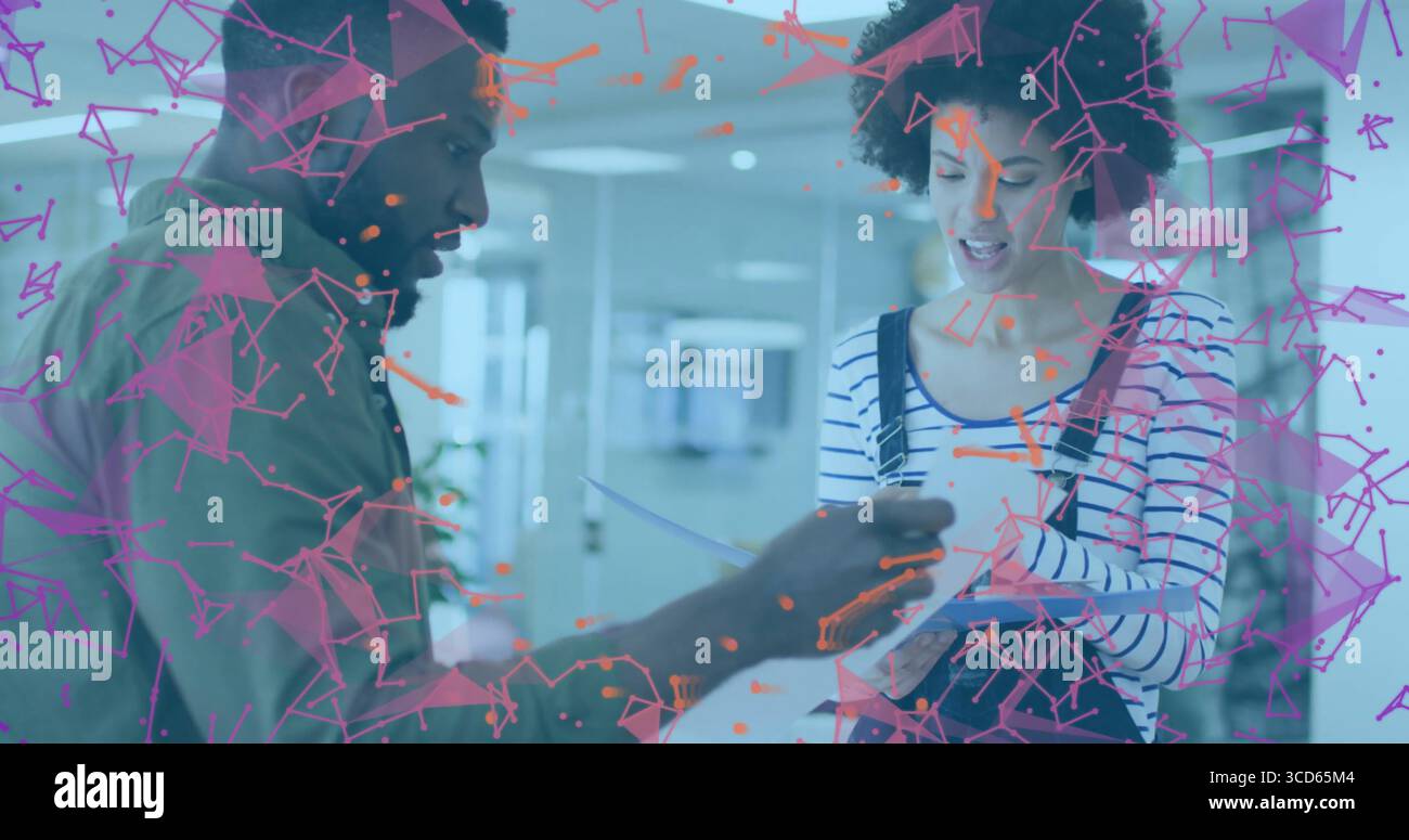 Collaborateurs vêtus d'une tenue de bureau examinant les documents dans le couloir, avec superposition du réseau Banque D'Images