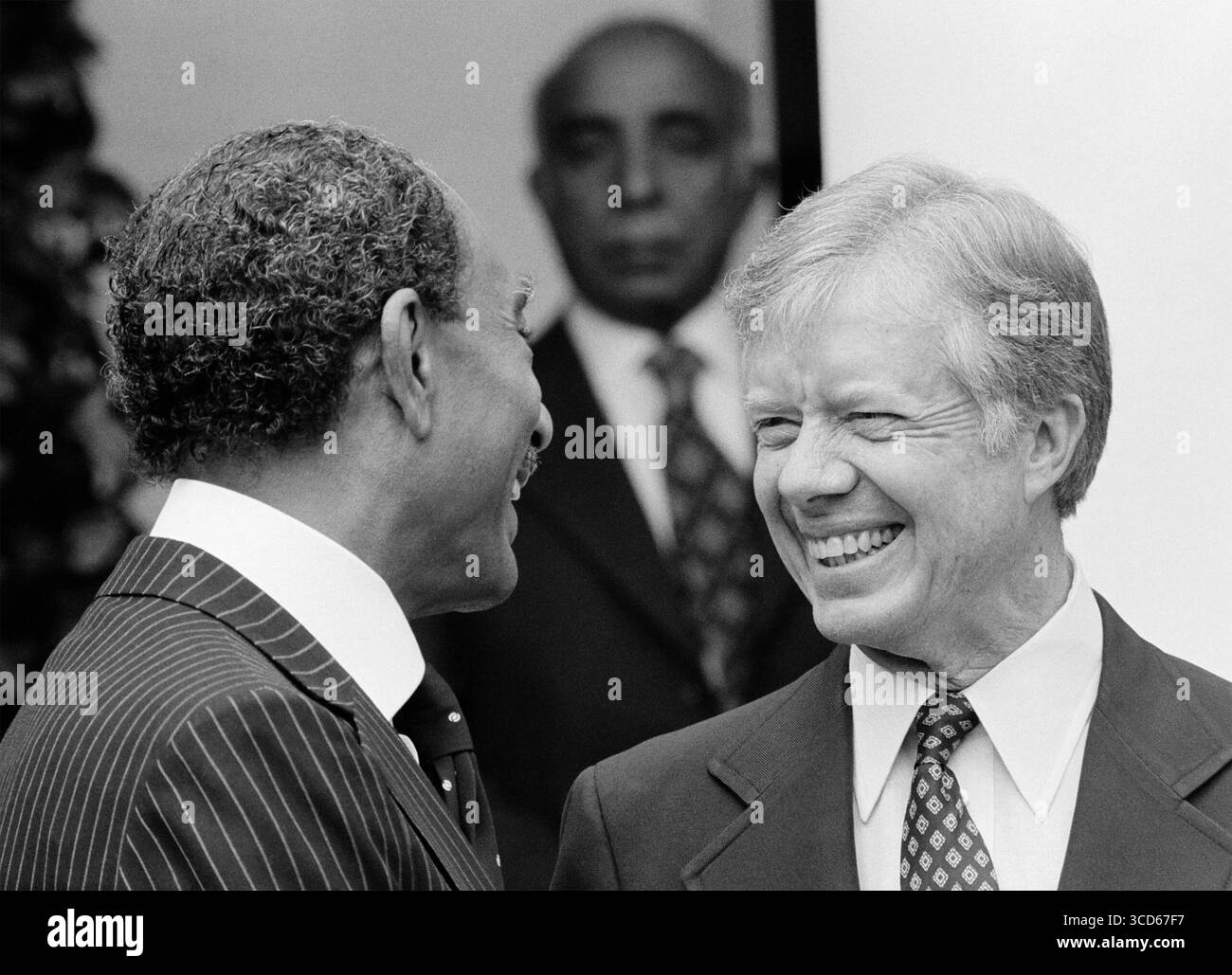 Le président américain Jimmy carter à droite avec le président égyptien Anwar Sadate à la Maison Blanche le 6 avril 1980 pour célébrer les accords de Camp David qui ont mis fin à la guerre israélo-égyptienne et sont entrés en vigueur quelques jours auparavant. Banque D'Images
