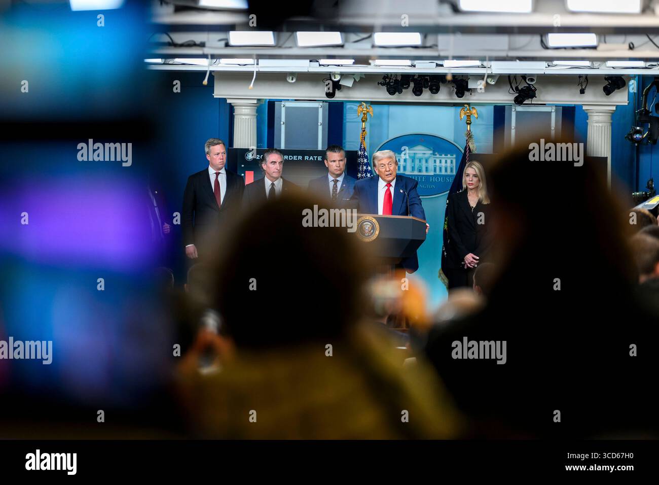 Washington, États-Unis d'Amérique. 11 août 2025. Washington, États-Unis d'Amérique. 11 août 2025. Le président américain Donald Trump, au centre, commente la criminalité dans le District de Columbia lors d'une conférence de presse à la salle de presse James S. Brady de la Maison Blanche, le 11 août 2025 à Washington, DC Trump a annoncé qu'il reprenait le département de police local et déployait la Garde nationale dans les rues de Washington. Crédit : Daniel Torok/White House photo/Alamy Live News Banque D'Images