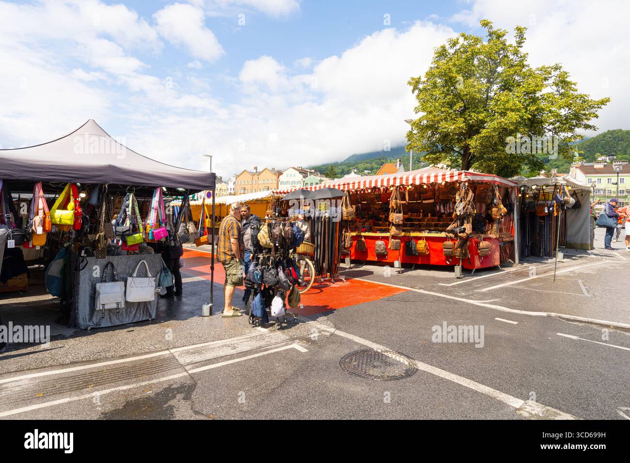 Innsbruck, Autriche. 1er août 2025. Vue panoramique sur la Marktplatz dans le centre-ville Banque D'Images