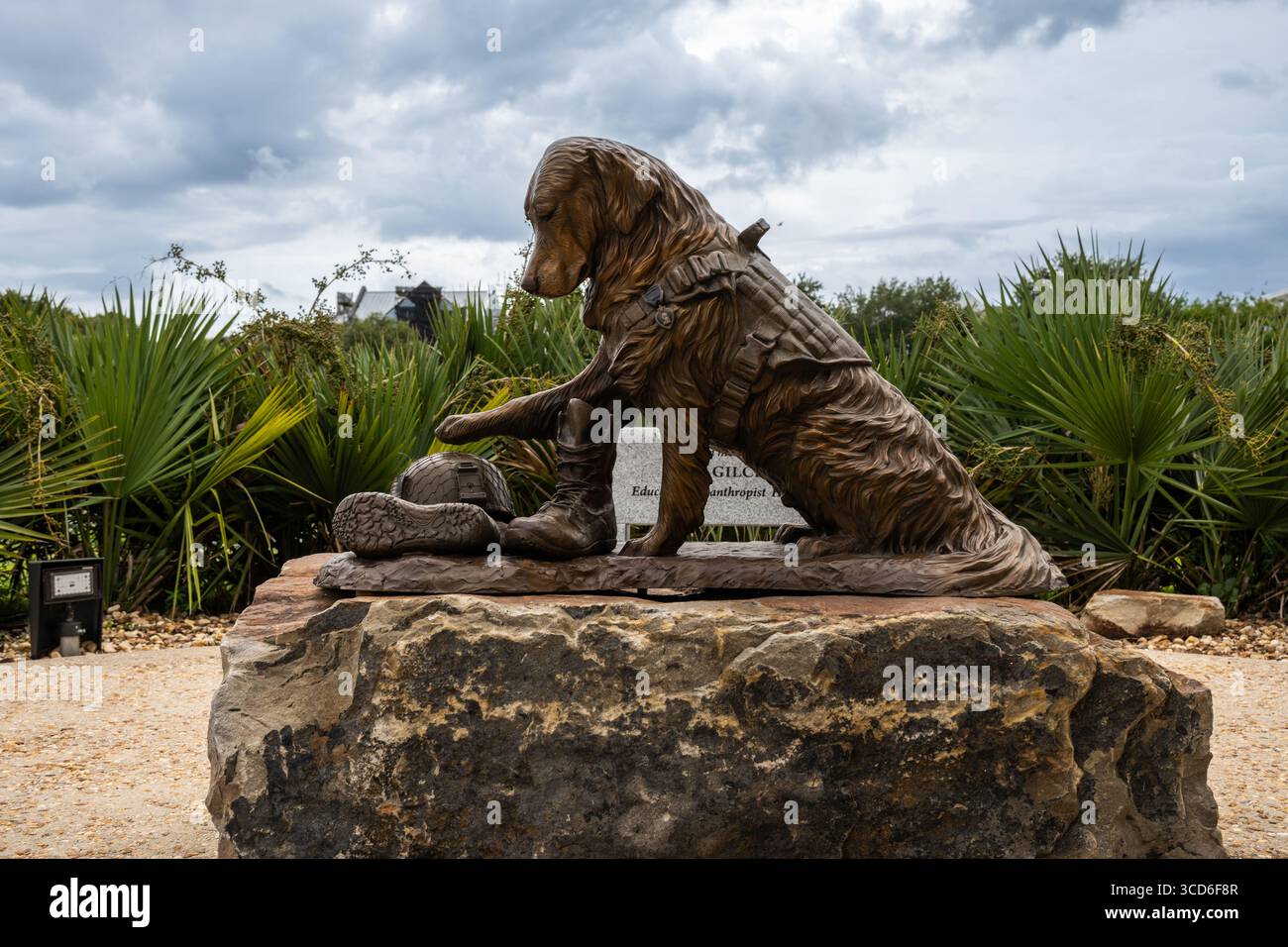 Statue commémorative des chiens de guerre K9 honorant les chiens de travail militaires au Vietnam et dans les guerres de Corée, Veterans Memorial Park, Pensacola, Floride, États-Unis. Banque D'Images
