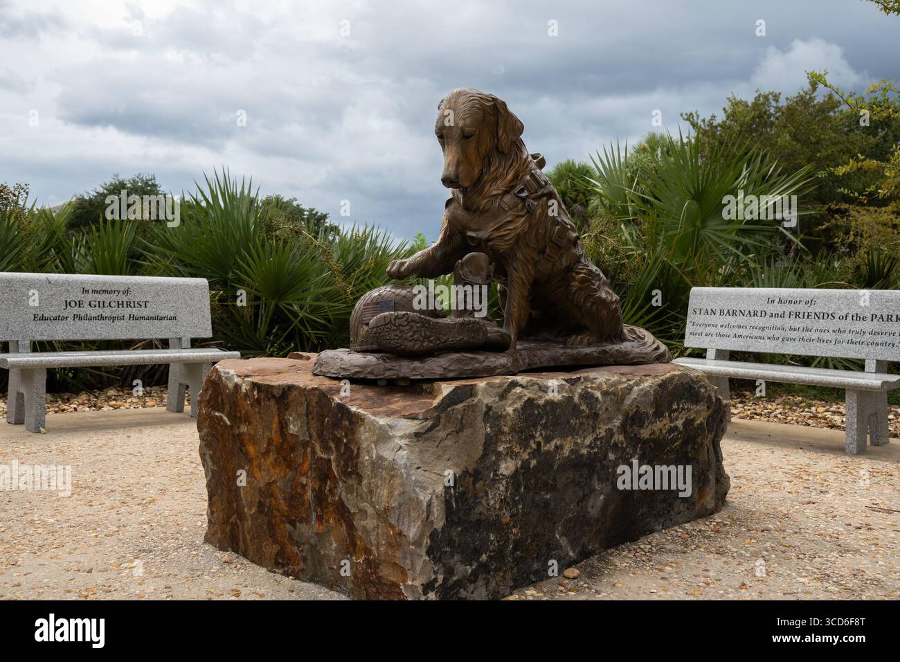 Statue commémorative des chiens de guerre K9 honorant les chiens de travail militaires au Vietnam et dans les guerres de Corée, Veterans Memorial Park, Pensacola, Floride, États-Unis. Banque D'Images