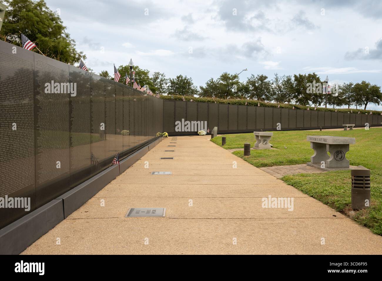 Veterans Memorial Wall à Pensacola, en Floride, honorant les militaires américains morts en service dans les guerres du Vietnam et de Corée. Banque D'Images