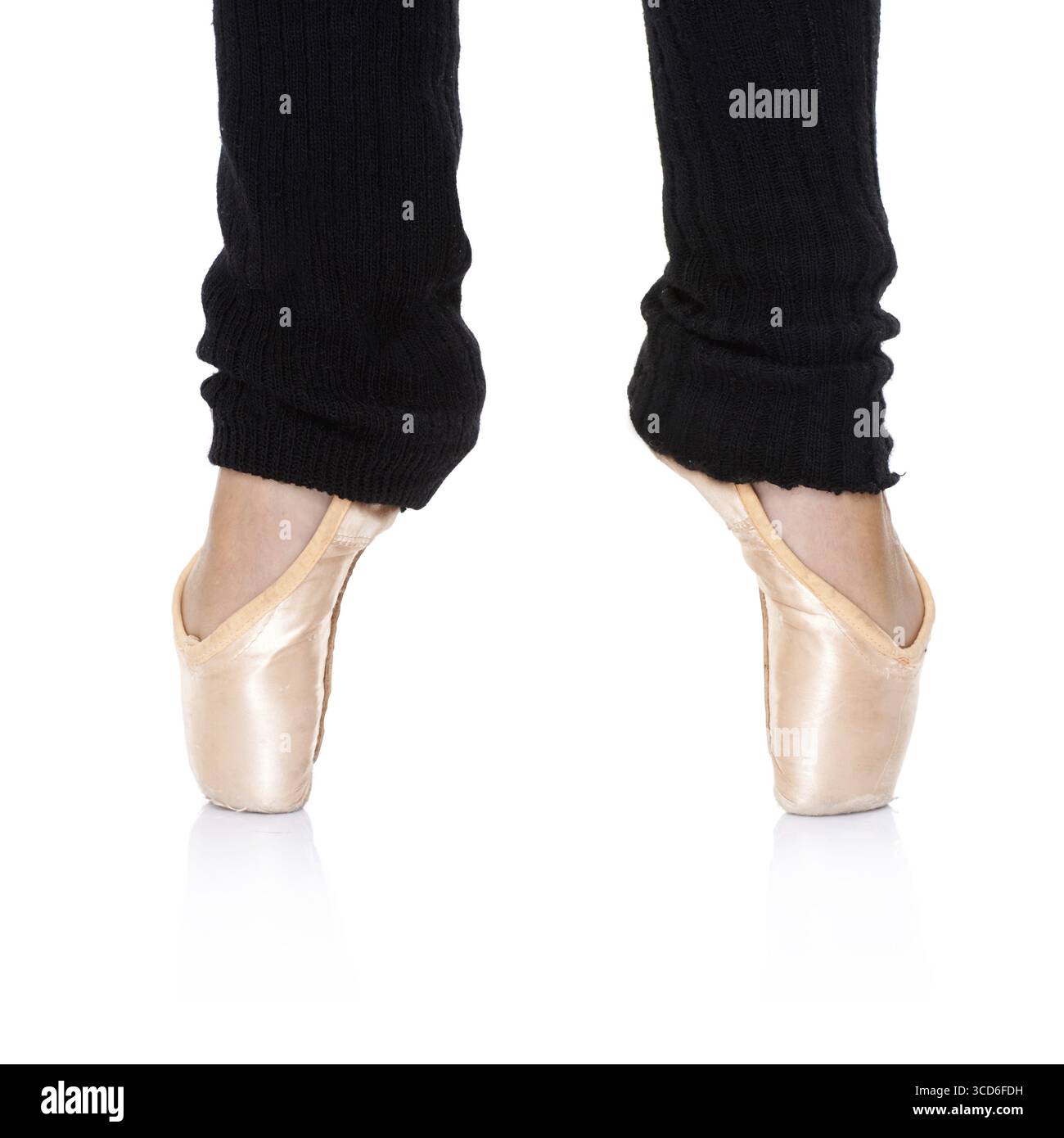 Vue rapprochée d'une ballerine en chaussures de ballet et leggings pratiquant le ballet pieds positions debout en pointe Banque D'Images