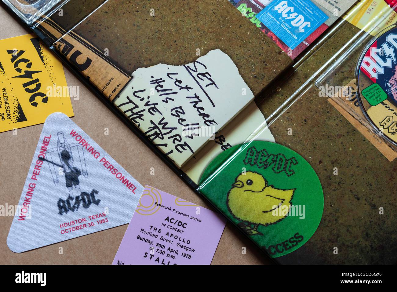 Ensemble DVD 'AC/DC - Plug me In' Collector’s Edition 3 avec souvenirs. Banque D'Images