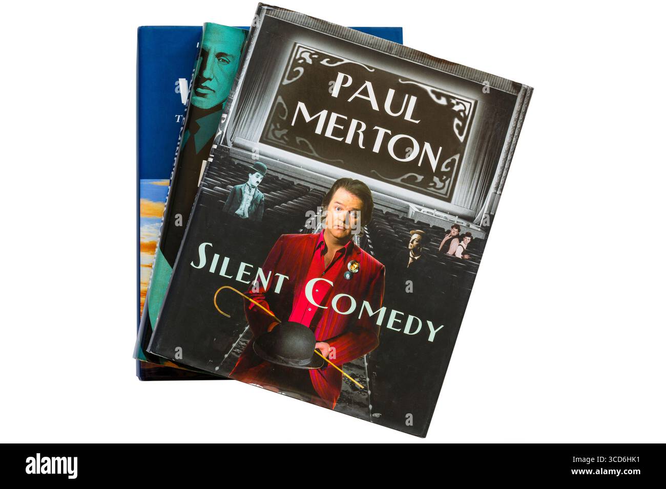 Sélection de livres reliés avec livre Silent Comedy de Paul Merton sur le dessus isolé sur fond blanc Banque D'Images