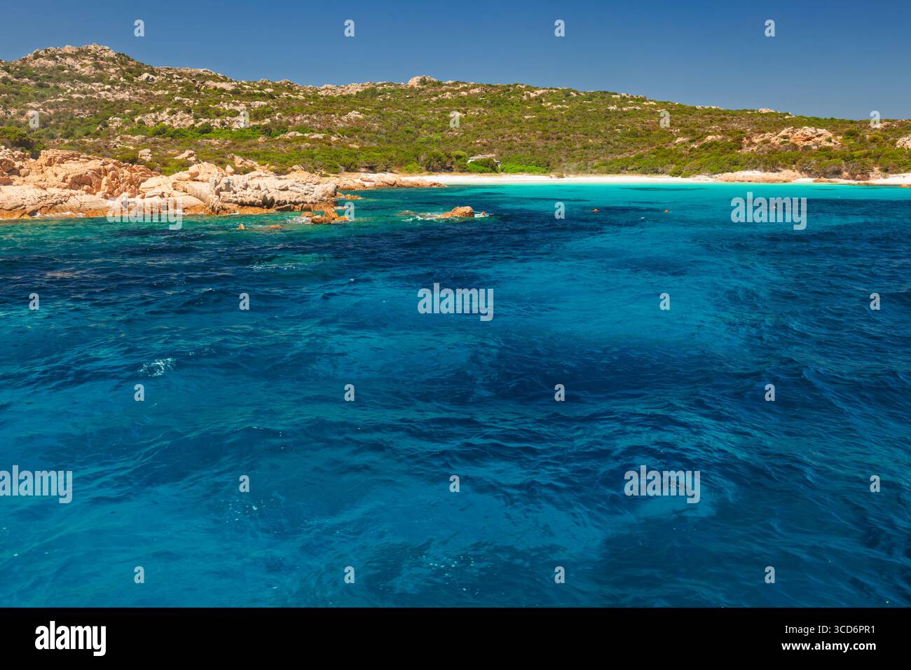 Une vue panoramique sur une côte rocheuse et des eaux bleues vibrantes menant à une plage de sable isolée sur l'île de Spargi en Sardaigne, Italie, sous un été clair Banque D'Images