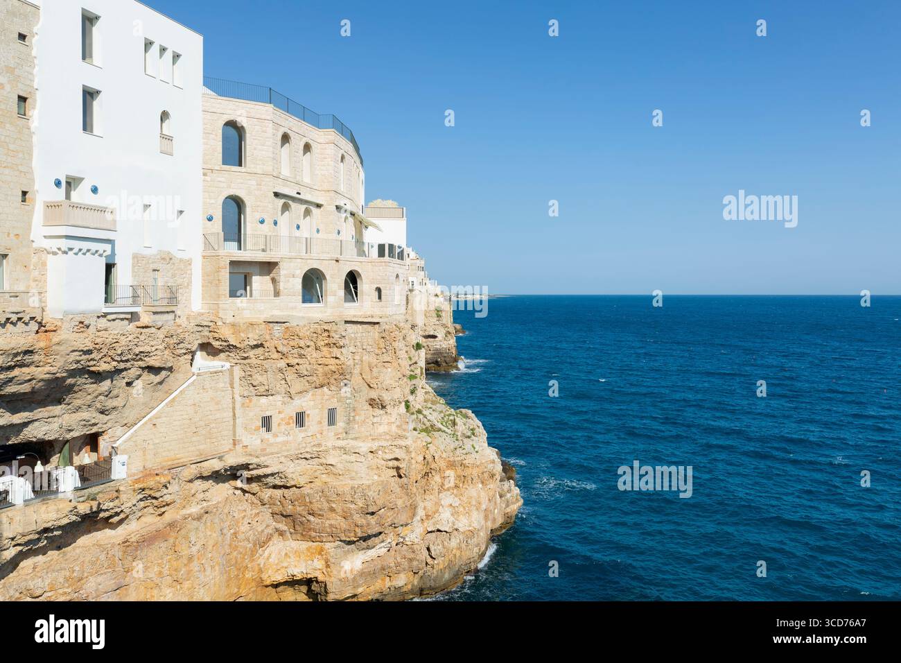 Restaurant dans une grotte à Polignano a Mare, Pouilles, Italie Banque D'Images