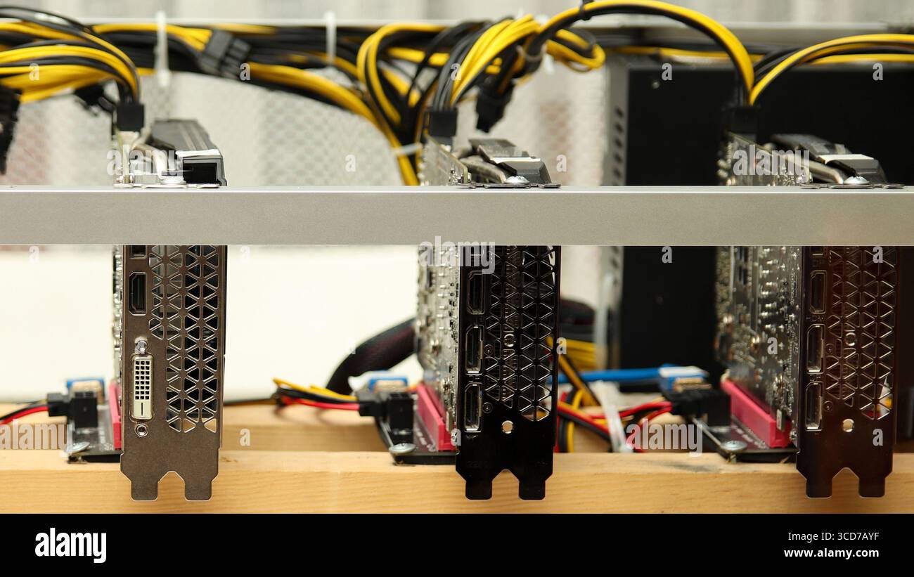 Une carte vidéo professionnelle et un minage Bitcoin. Une ferme  professionnelle de minage Bitcoin. Technologie Bitcoin Mining Rig. batterie  de cartes vidéo de crypto-monnaie. GPU Photo Stock - Alamy