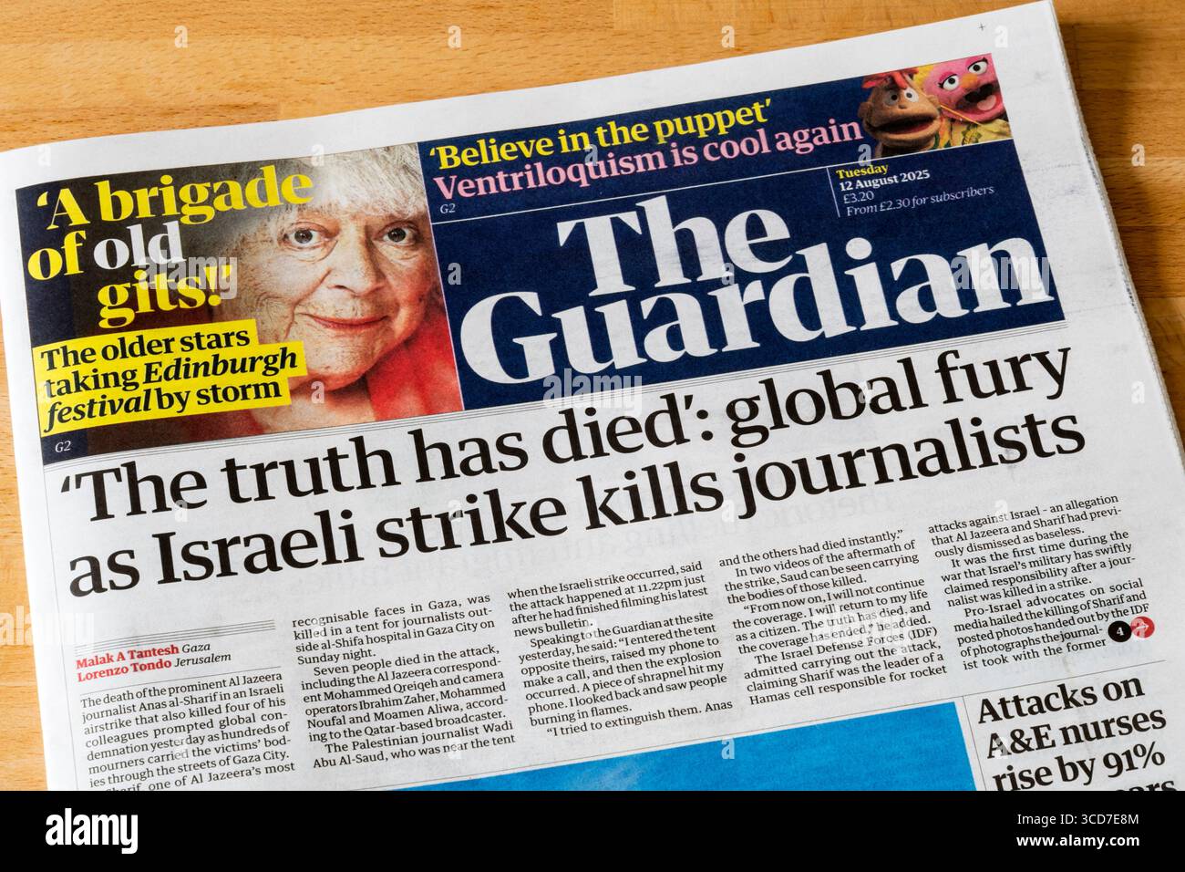 12 août 2025. Le titre de Guardian sur la première page se lit comme suit : « la vérité est morte » : la fureur mondiale alors que la grève israélienne tue des journalistes. Fait référence au meurtre délibéré du journaliste d'Al Jazeera Anas al-Sharif par les FDI. Banque D'Images