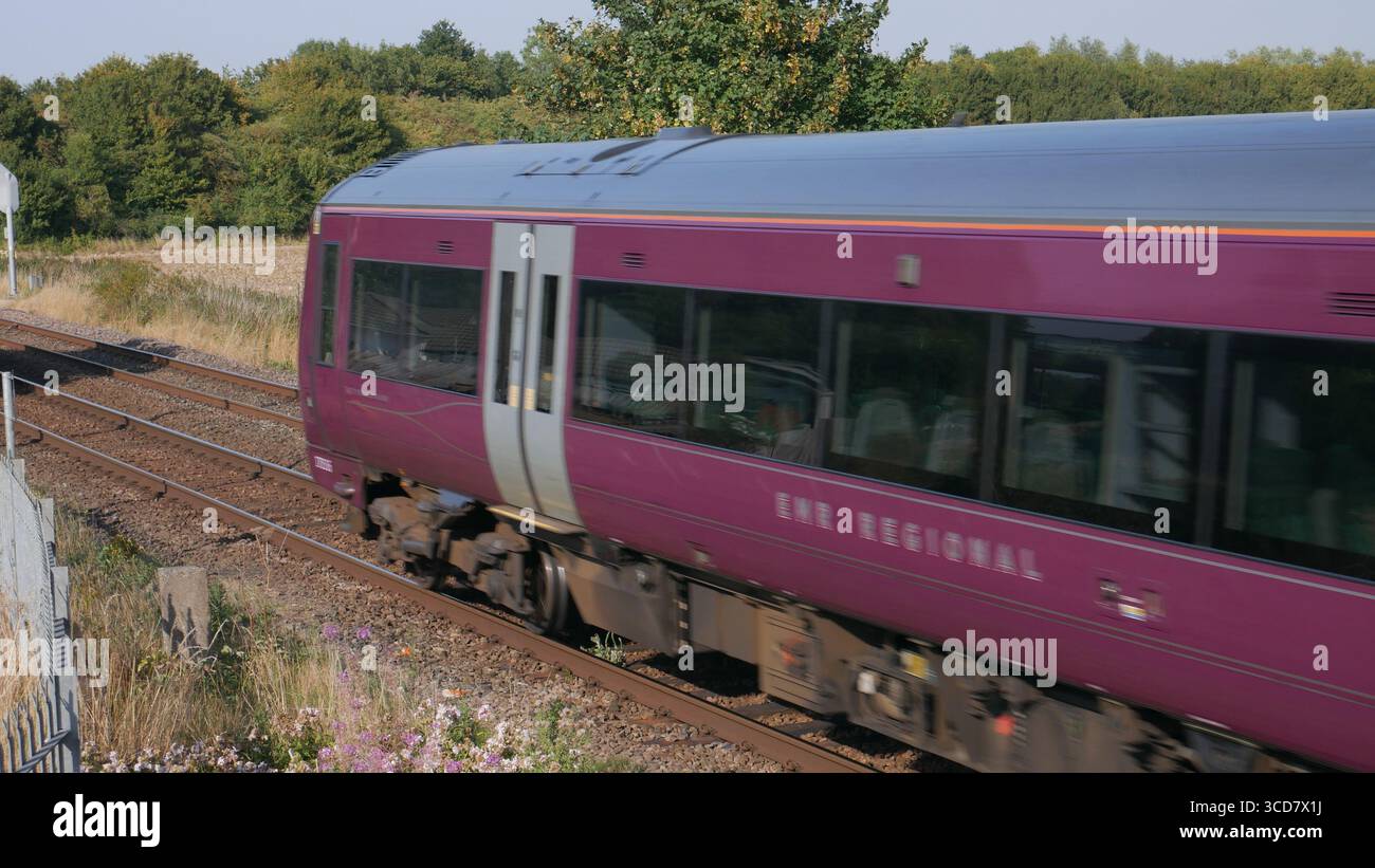 Un train EMR East Midlands Railways Class 170 traverse Peterborough en direction du nord. Les services circulent entre Matlock, Derby, Nottingham, Nottingham et Nottingham Banque D'Images