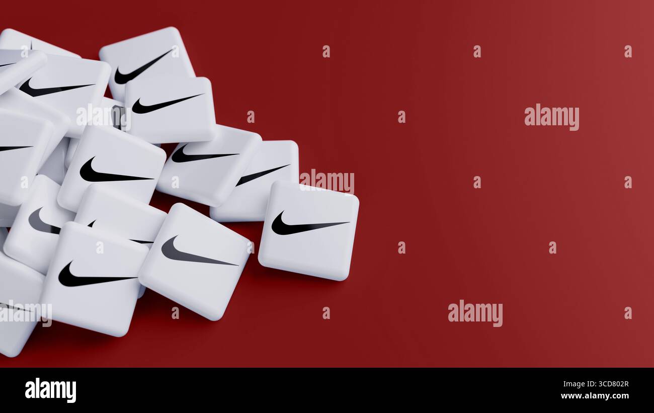 Logo de la marque de vêtements de sport Nike dans une grosse pile sur fond rouge avec espace de copie comme en-tête de bannière web Banque D'Images