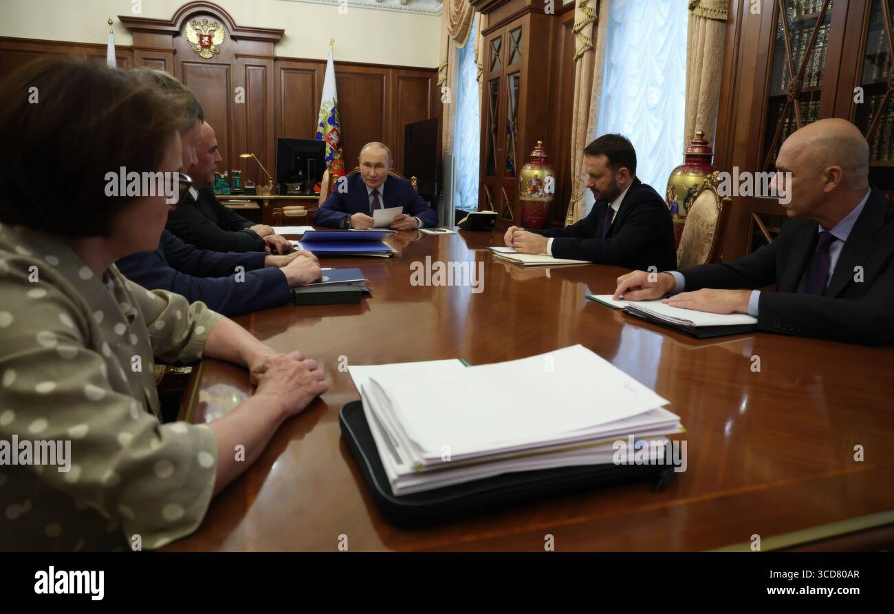 Moscou, Russie. 12 août 2025. Le président russe Vladimir Poutine, au centre, préside une réunion sur l'économie et le budget au Kremlin, le 12 août 2025 à Moscou, en Russie. Assis à gauche : le gouverneur de la Banque centrale Elvira Nabiullina, le ministre du développement économique Maxim Reshetnikov, le premier ministre Mikhail Mishustin, le président Poutine, le chef de cabinet adjoint du bureau exécutif présidentiel Maxim Oreshkin et le ministre des Finances Anton Siluanov. Crédit : Vyacheslav Prokofyev/Kremlin Pool/Alamy Live News Banque D'Images