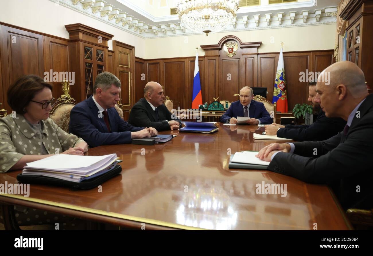 Moscou, Russie. 12 août 2025. Le président russe Vladimir Poutine, au centre, préside une réunion sur l'économie et le budget au Kremlin, le 12 août 2025 à Moscou, en Russie. Assis à gauche : le gouverneur de la Banque centrale Elvira Nabiullina, le ministre du développement économique Maxim Reshetnikov, le premier ministre Mikhail Mishustin, le président Poutine, le chef de cabinet adjoint du bureau exécutif présidentiel Maxim Oreshkin et le ministre des Finances Anton Siluanov. Crédit : Vyacheslav Prokofyev/Kremlin Pool/Alamy Live News Banque D'Images