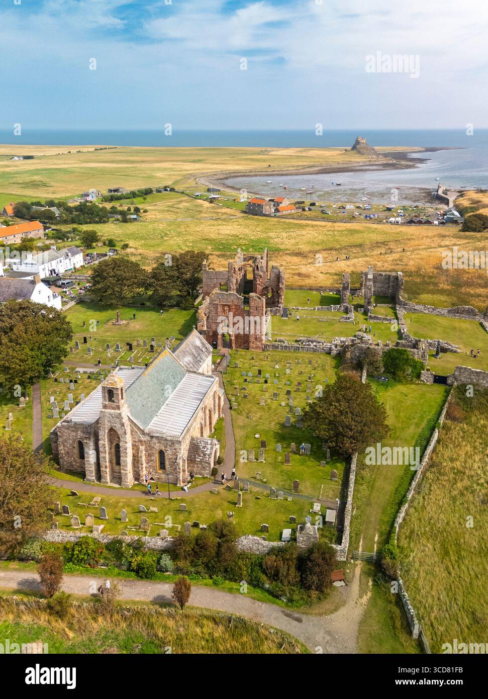 Vue aérienne de l'église Sainte Marie la Vierge et du prieuré de Lindisfarne sur l'île Lindsfarne Northumberland, Angleterre, Royaume-Uni Banque D'Images