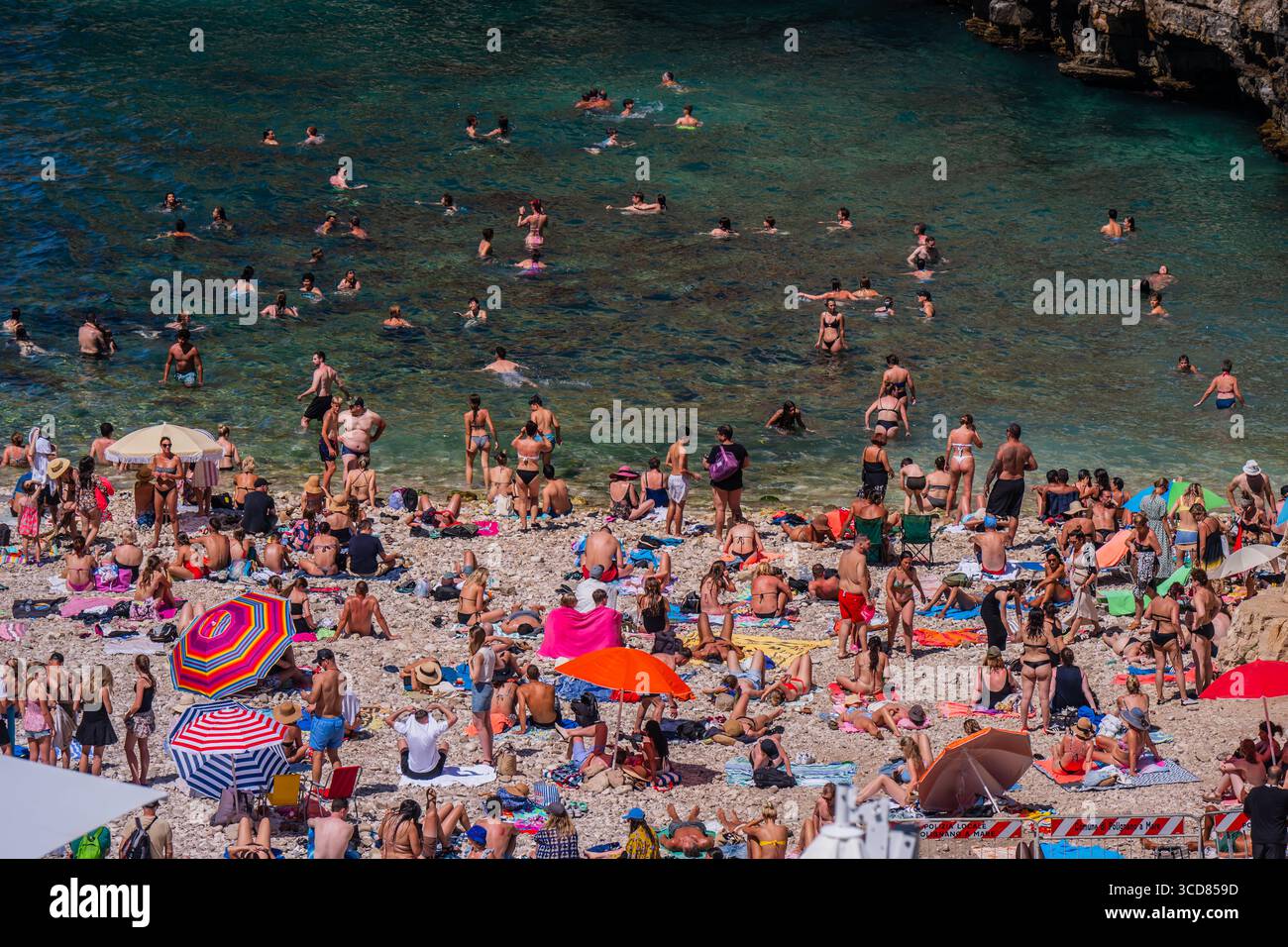 Plage bondée de Lama Monachile à Polignano a Mare, Pouilles, Italie Banque D'Images