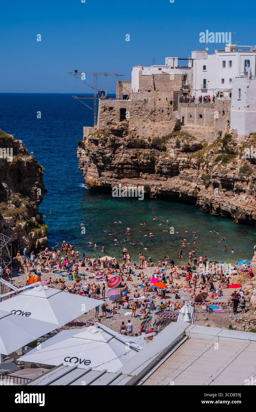 Plage bondée de Lama Monachile à Polignano a Mare, Pouilles, Italie Banque D'Images