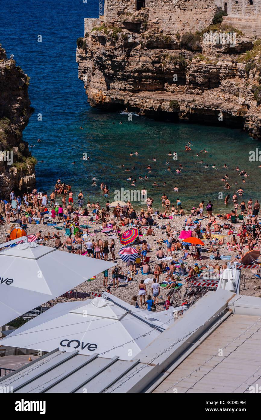 Plage bondée de Lama Monachile à Polignano a Mare, Pouilles, Italie Banque D'Images