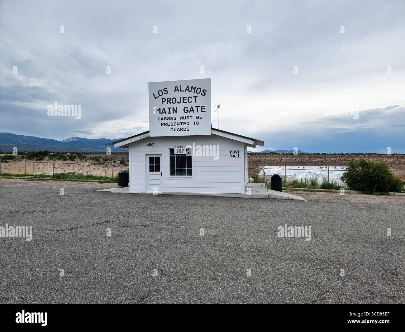 Reconstruction de la porte principale historique du projet Los Alamos, Los Alamos Nouveau-Mexique NM ; bâtiment blanc avec grand panneau 'laissez-passer doivent être présentés aux gardes' Banque D'Images
