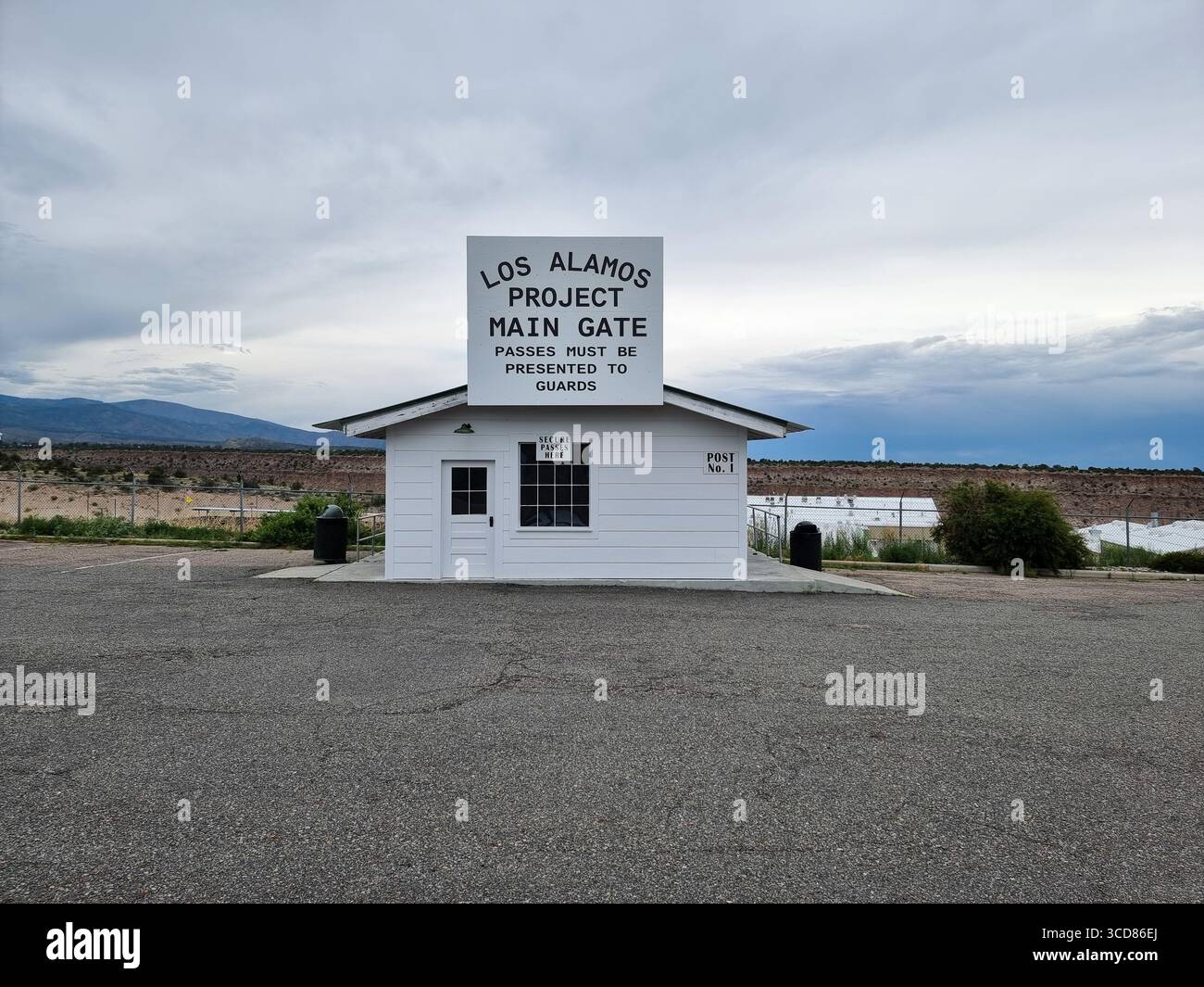 Reconstruction de la porte principale historique du projet Los Alamos, Los Alamos Nouveau-Mexique NM ; bâtiment blanc avec grand panneau 'laissez-passer doivent être présentés aux gardes' Banque D'Images