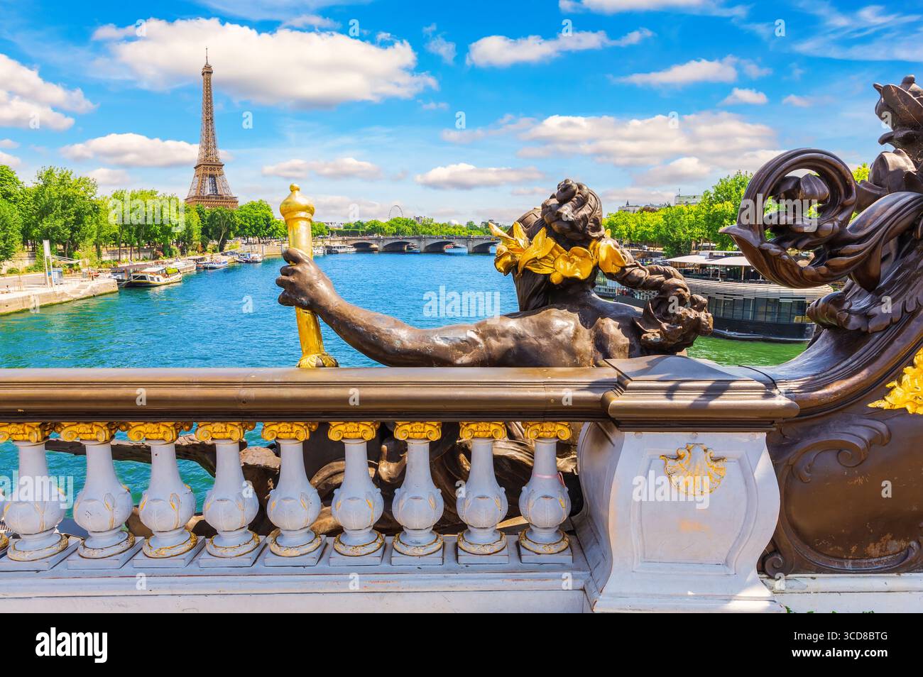 Gros plan de sculpture en bronze sur le pont Alexandre III de Paris avec panorama derrière. Banque D'Images