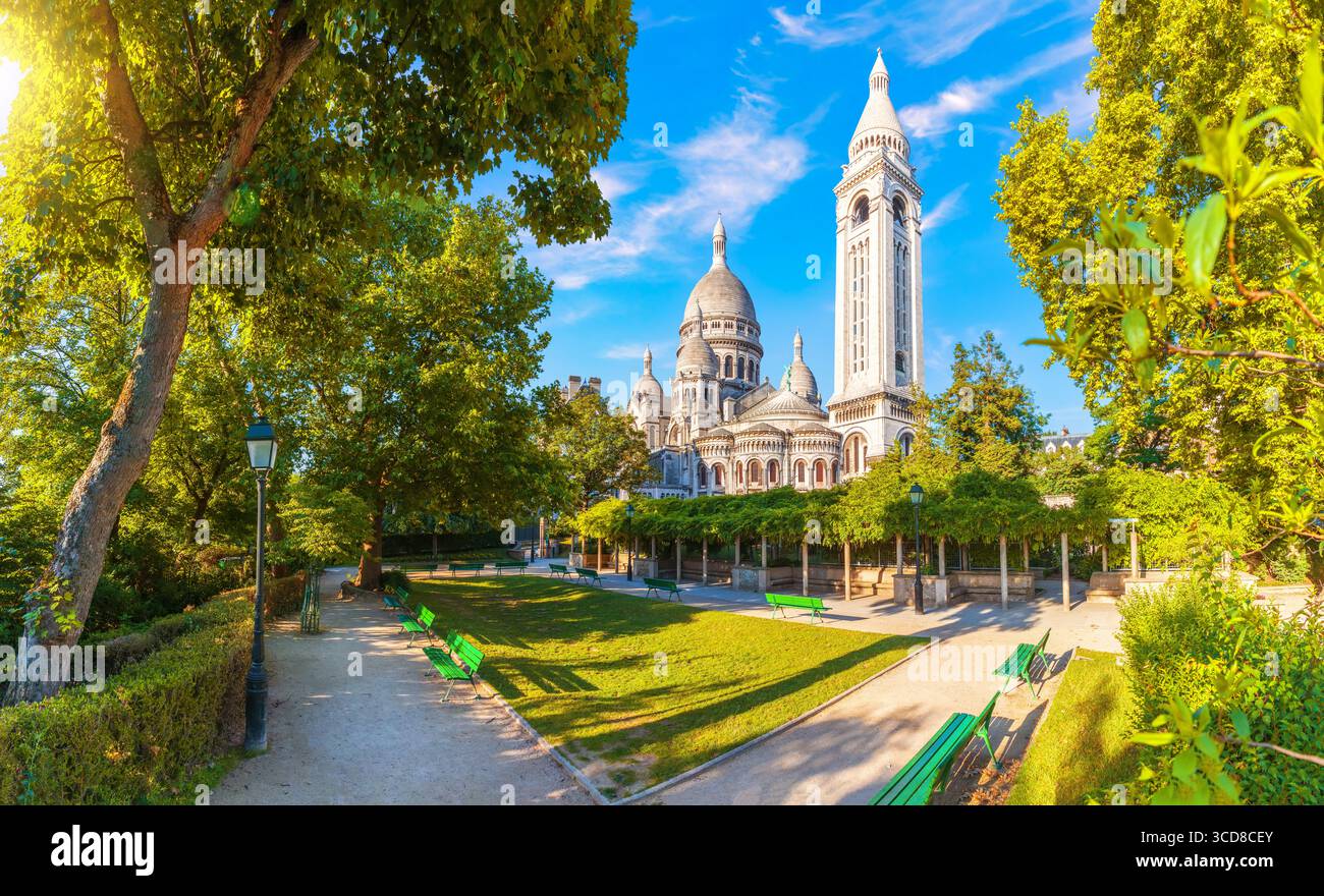Basilique du Sacré-cœur à Montmartre, Paris, vue côté clocher depuis le jardin. Banque D'Images