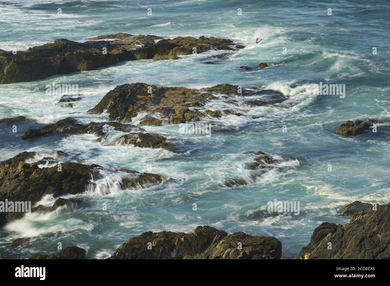 Superbe image de fortes vagues éclaboussant dans les rochers Banque D'Images